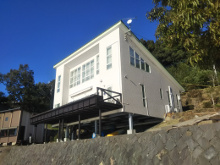 2階建て　海岸沿いの別荘